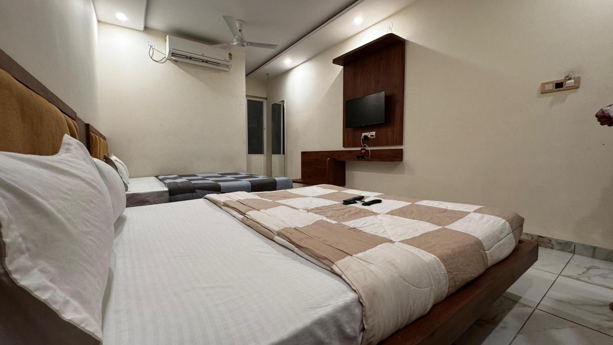 Hotel Prakasham Ujjain Ngoại thất bức ảnh