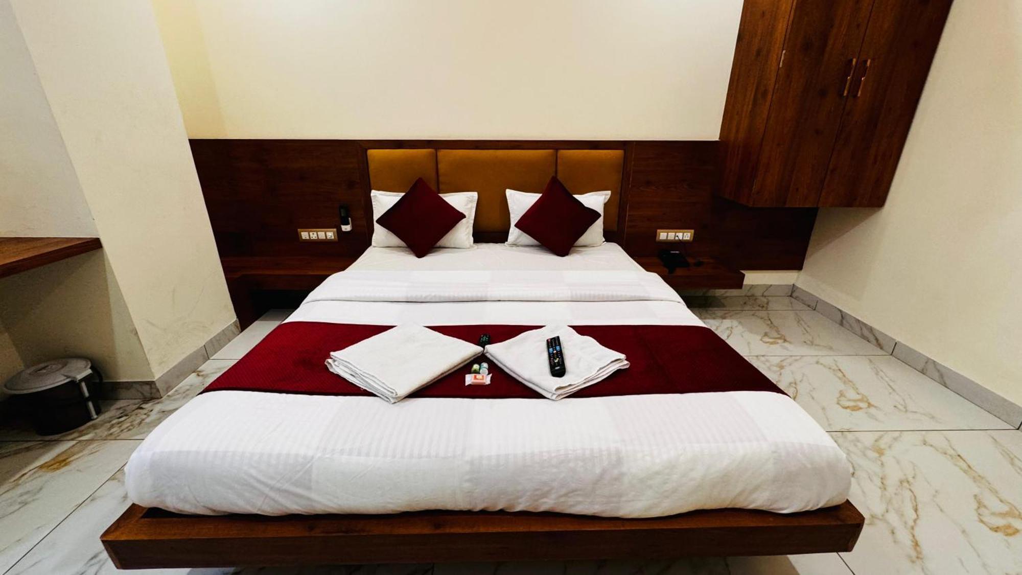 Hotel Prakasham Ujjain Ngoại thất bức ảnh
