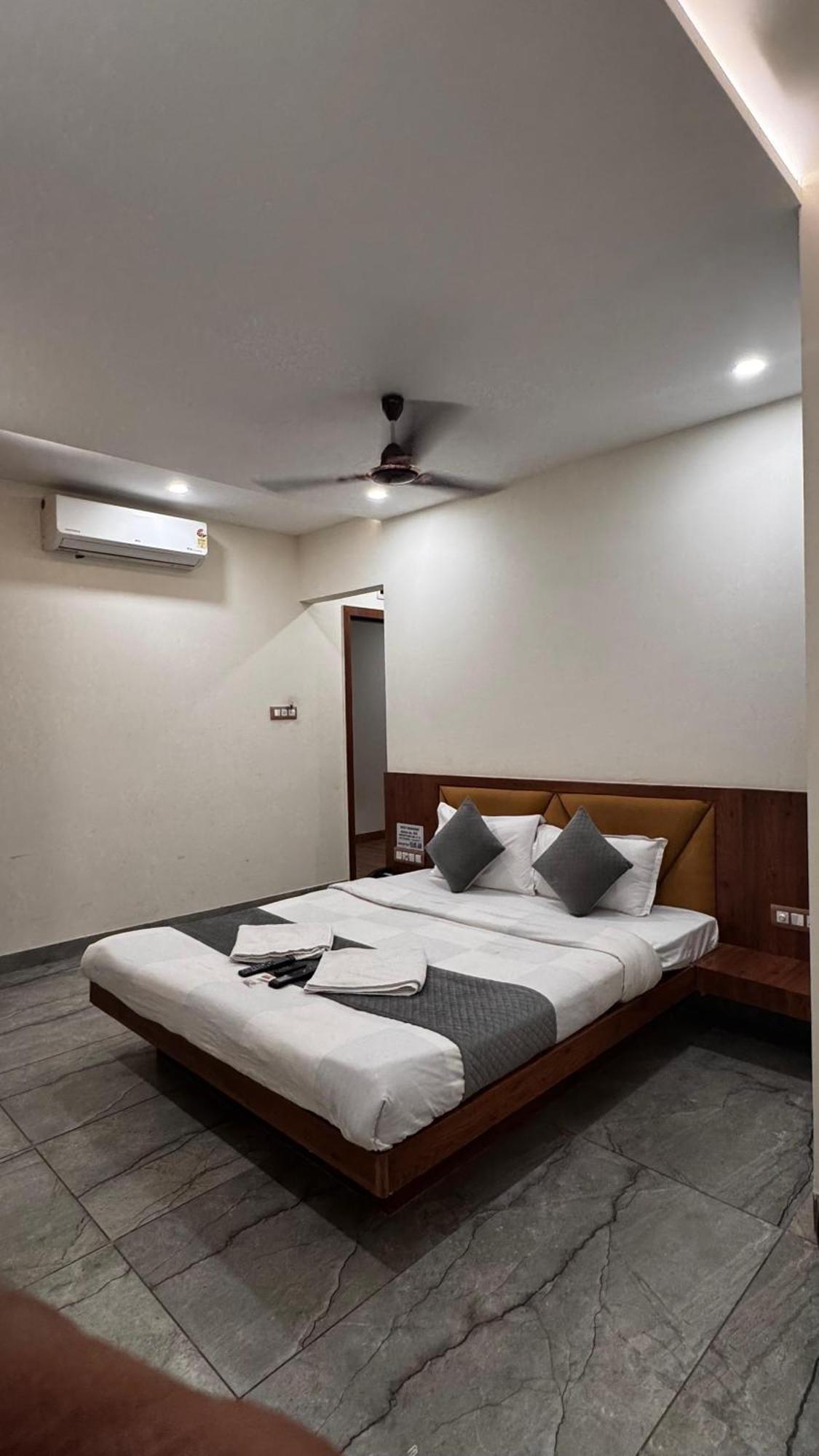 Hotel Prakasham Ujjain Ngoại thất bức ảnh